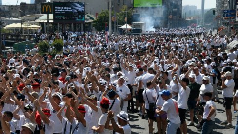 VELIČANSTVENI KORTEO! Desetak hiljada mladih stiže na skup Srbija jedna porodica, pogledajte moćne prizore (FOTO/VIDEO)