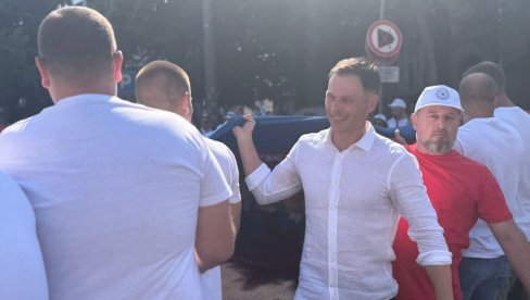 НАЈПОНОСНИЈИ НА НАШУ СРБИЈУ: Министар Мали са народом носи највећу заставу (ВИДЕО)