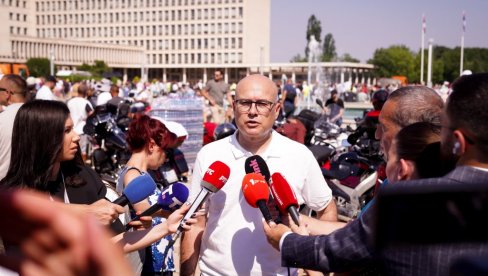 GRB I ZASTAVA SU IZNAD SVEGA, BEZ OBZIRA NA RAZLIKE: Miloš Vučević poslao snažnu poruku sa skupa Srbija jedna porodica (VIDEO)