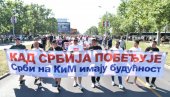 СТИЖУ НА СКУП: Срби са Косова и Метохије певају Ацо, Србине (ВИДЕО)