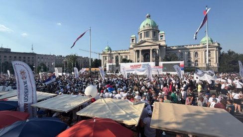ПОГЛЕДАЈТЕ СНИМАК ИЗ ВАЗДУХА: Овако изгледа атмосфера на скупу Србија једна породица (ВИДЕО)