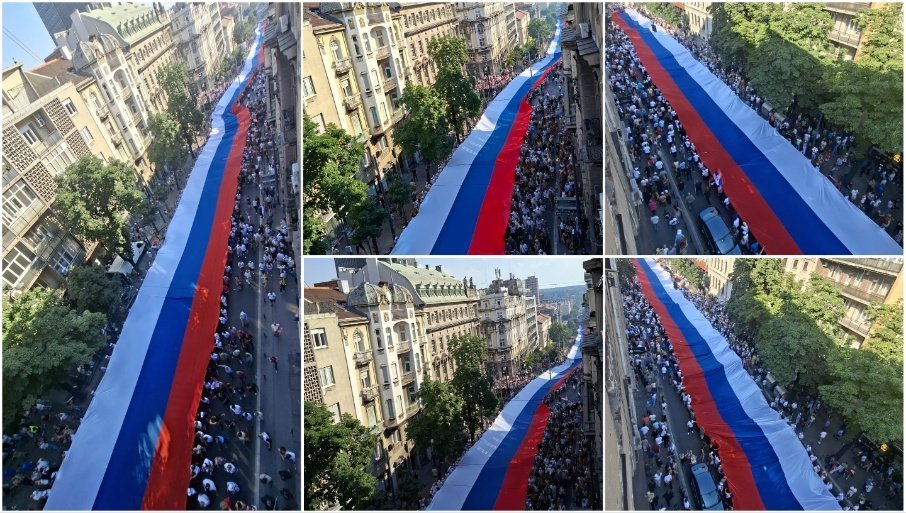 ПРИЗОР ОДУЗИМА ДАХ, НЕМОГУЋЕ ЈУ ЈЕ ЦЕЛУ СНИМИТИ: Српску тробојку носи 2.500 људи, дугачка је 500 метара, а тешка око тону (ФОТО/ВИДЕО)