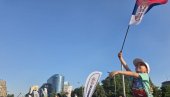 АЦО, СРБИНЕ: Дечак маше тробојком, народ скандира, Вучић на бини (ВИДЕО)