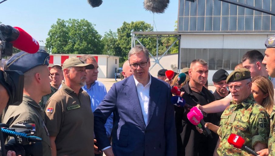 УСПЕЛИ СМО ДА ОБЕЗБЕДИМО ДА МИГ-ОВИ ОБАВЉАЈУ ФУНКЦИЈЕ ЛОВАЦА, АЛИ И БОМБАРДЕРА: Вучић задовољан на приказу авиона Војске Србије
