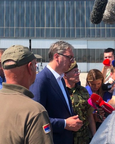 ХВАЛА ВАМ ТЕОДОРА ШТО БРАНИТЕ И ЧУВАТЕ НАШУ ЗЕМЉУ Вучића одушевила девојка која управља системом Мистрал