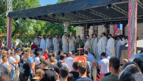 ВИШЕ СТОТОТИНА ВЕРНИКА У ГРАЧАНИЦИ: Лутургију поводом Видовдана служио митрополит Јоаникије (ФОТО)