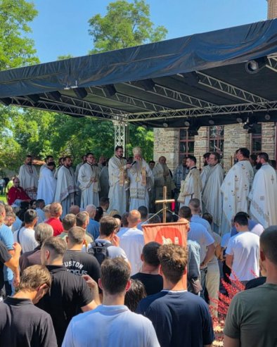 ВИШЕ СТОТОТИНА ВЕРНИКА У ГРАЧАНИЦИ: Лутургију поводом Видовдана служио митрополит Јоаникије (ФОТО)