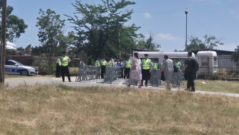 ПОЛИЦИЈА НА ГАЗИМЕСТАНУ У НИКАД ВЕЋЕМ БРОЈУ: Шиптари ни на Видовдан Србима не дају мира (ВИДЕО)