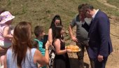 PRAVO SRPSKO DOMAĆINSTVO: Vučić u poseti porodici Veljković