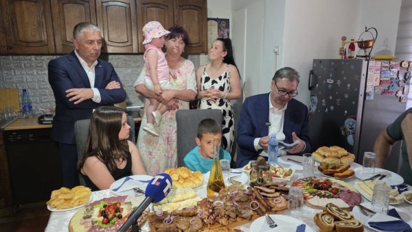 ПРАВО СРПСКО ДОМАЋИНСТВО: Вучић у посети породици са петоро деце - то је право благо (ВИДЕО)