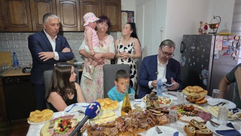 ПРАВО СРПСКО ДОМАЋИНСТВО: Вучић у посети породици са петоро деце