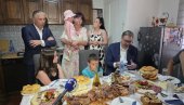 ПРАВО СРПСКО ДОМАЋИНСТВО: Вучић у посети породици са петоро деце