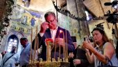 VUČIĆ SA NARODOM U MANASTIRU RAVANICA: Predsednik se poklonio moštima Kneza Lazara