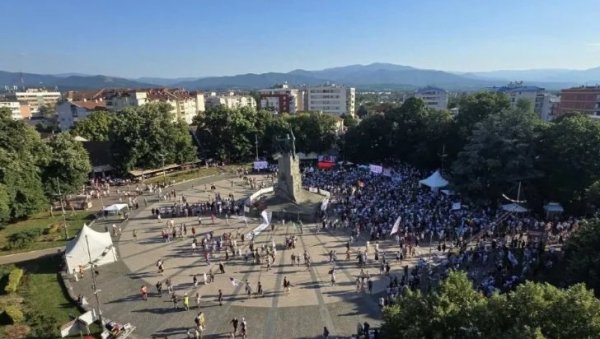 СНИМЦИ ИЗ ДРОНА - СВЕ СЕ ВИДИ НА ВИДОВДАН! Трг празан, пукао блокадерски скуп у Краљеву