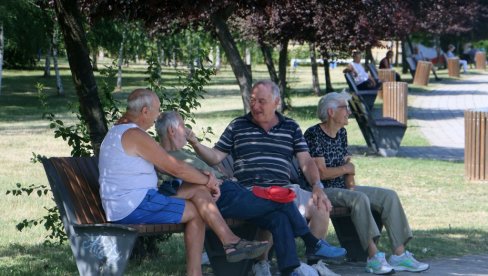 35.000 ДИНАРА ПОМОЋИ ЗА ОВУ ГРУПУ ПЕНЗИОНЕРА: Вучић саопштио сјајне вести