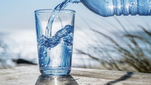 ДА ЛИ ГАЗИРАНА ВОДА ХИДРИРА КАО ОБИЧНА? Питање које се често поставља током лета