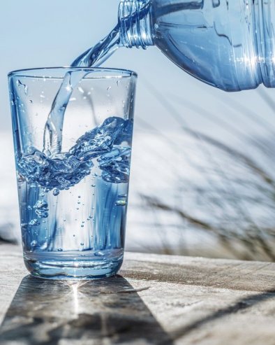 ДА ЛИ ГАЗИРАНА ВОДА ХИДРИРА КАО ОБИЧНА? Питање које се често поставља током лета