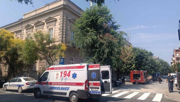 МУШКАРАЦ ПРЕТИ ДА ЋЕ СКОЧИТИ СА КРОВА ЗГРАДЕ ОКРУЖНОГ ЗАТВОРА У СМЕДЕРЕВУ:  У току преговори с полицијом (ФОТО)
