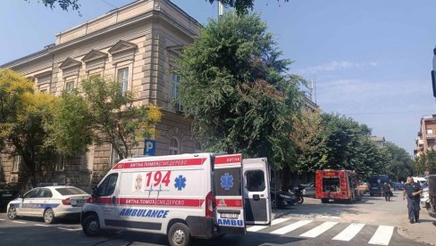 МУШКАРАЦ ПРЕТИ ДА ЋЕ СКОЧИТИ СА КРОВА ЗГРАДЕ ОКРУЖНОГ ЗАТВОРА У СМЕДЕРЕВУ:  У току преговори с полицијом (ФОТО)
