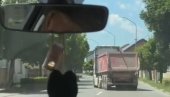 JEZIV SNIMAK IZ HRVATSKE, DEVOJKE VIKALE: Ne u autobus, ne!