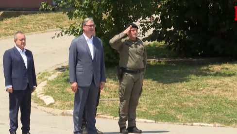 VUČIĆ U LIPOVICI: Predsednik prisustvuje pokaznoj vežbi Žandarmerije (VIDEO)