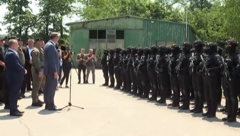 МОРАМО ДА МОТИВИШЕМО ЉУДЕ Вучић у Липовици: Жандармерија ради најтежи посао - то мора да се плати