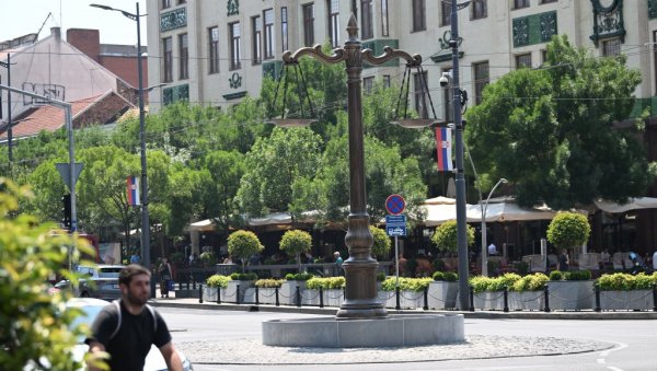 НОВИ СИМБОЛ БЕОГРАДА: Шапић поставио вагу на Теразије (ФОТО)