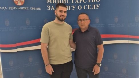 MOJA ŽELJA JE STOČARSTVO: Nemanja Todić (21) iz Paraga, budućnost vidi na selu