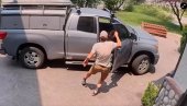 OTVORIO VRATA OD AUTA, KAD ONO - MEDVED: Izvadio telefon da ga slika, a onda je morala da radi motka