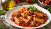 РИГАТОНИ СА КОБАСИЦОМ И ЧЕРИ ПАРАДАЈЗОМ: Богато јело италојанксе кухиње