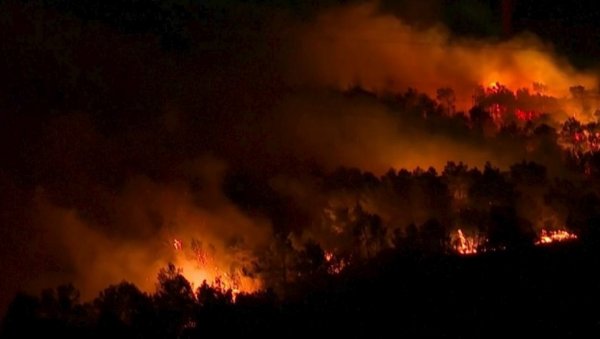 ГОРИ ПРЕКО 800 ХЕКТАРА ПОВРШИНЕ: Огромна ватрена буктиња гута све пред собом (ВИДЕО)