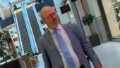 ДИВИ СЕ ВУЧИЋЕВОМ ДЕЛУ! Ђиласов функционер Самофалов ухваћен како се шврћка Галеријом и разгледа излоге
