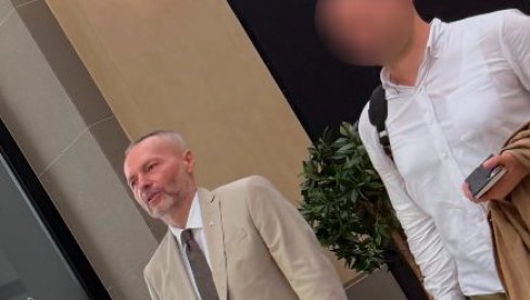 АЛЕКСАНДАР ОЛЕНИК ИЗМИСЛИО АФЕРУ ЗВУЧНИ ТОП: Ево га у Галерији коју је створио зли Вучић како се шврћка и ужива