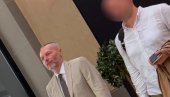 ALEKSANDAR OLENIK IZMISLIO AFERU ZVUČNI TOP: Evo ga u Galeriji koju je stvorio zli Vučić kako se švrćka i uživa