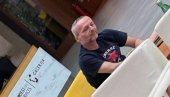 OLENIK DOKAZUJE DA JE NAJVERNIJI VUČIĆEV FAN: Kako je poznati „buntovnik“ ponovo uhvaćen u srcu Galerije u Beogradu na vodi