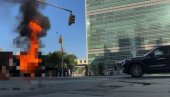 HOROR U NJUJORKU: Demonstrant se zapalio ispred sedišta UN (VIDEO)