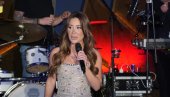 SKANDAL NA NASTUPU: Napadnuta naša pevačica, bacali čaše na nju!