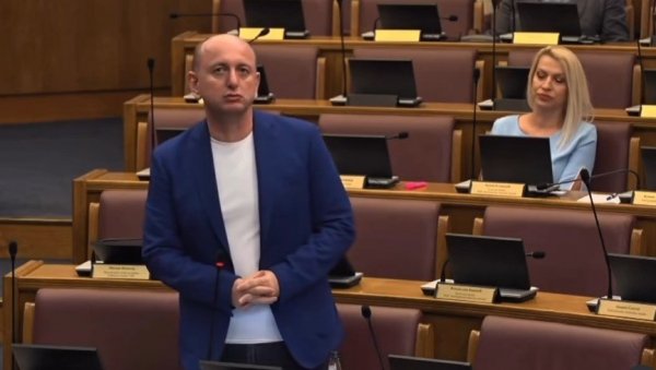 КНЕЖЕВИЋ РАЗОБЛИЧИО СПАЈИЋА: Ви сте први ћаци Црне Горе - мени је Вучић дао орден, а вама је дао партију