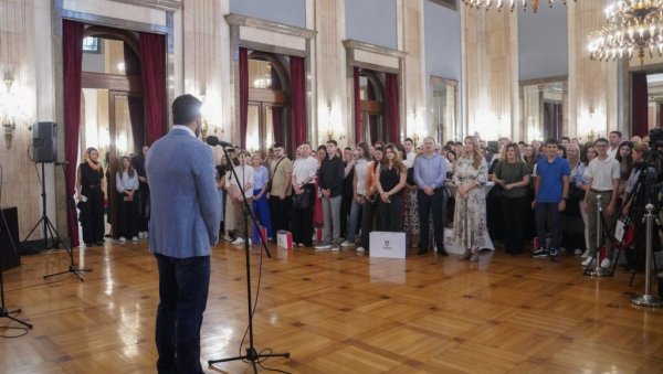 ОНИ СУ НАЈБОЉЕ ШТО БЕОГРАД ИМА: У Старом двору уручене награде ђацима генерације основних и средњих школа