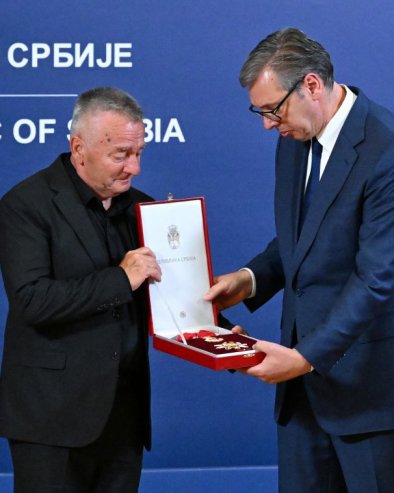 ЧАСТ ЗА ХЕРОЈА СРБИЈЕ: Вучић уручио Орден Карађорђеве звезде оцу погинулог војника