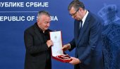 ČAST ZA HEROJA SRBIJE: Vučić uručio Orden Karađorđeve zvezde ocu poginulog vojnika