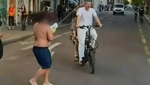 ДЕЧАК (14) ТЕРОРИШЕ ПАРИЖАНЕ ВОДЕНИМ ПИШТОЉЕМ: Ухапшен два пута за недељу дана (ВИДЕО)