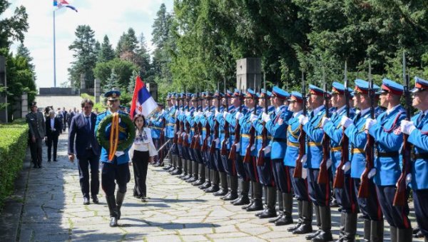 МИНИСТАР ОДБРАНЕ ШПАНИЈЕ НА АВАЛИ: Маргарита Роблес Фернандес положила венац на Споменик незнаном јунаку