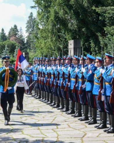 МИНИСТАР ОДБРАНЕ ШПАНИЈЕ НА АВАЛИ: Маргарита Роблес Фернандес положила венац на Споменик незнаном јунаку