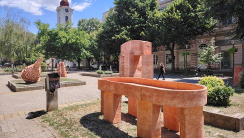 U KIKINDI POČEO 45. VAJARSKI SIMPOZIJUM „TERRA“: Izložba skulptura označila novu koloniju (Foto)