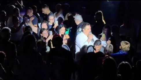 OPŠTE NARODNO VESELJE: Nišlije su priredile Draganu Kojiću Kebi nešto što se retko viđa (FOTO)