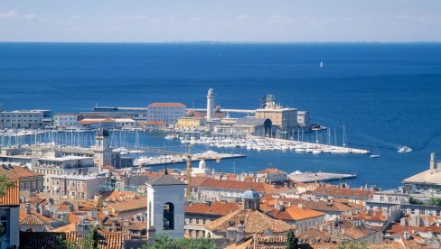 ŠOK U SRCU EVROPE! Na ovoj plaži muškarci i žene ne smeju zajedno – razdvaja ih zid