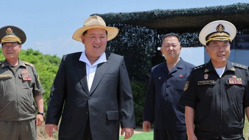 SEVERNOKOREJSKO ČUDOVIŠTE HARA AZIJSKIM MORIMA: Kim DŽong Un gledao testiranje superoružja broda Kang Kon (FOTO)