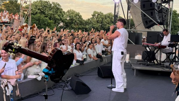 ЗАЛУДЕО ДЕВОЈКЕ НА АВАЛИ: Певач сав у белом заблистао и признао да има трему (ФОТО)