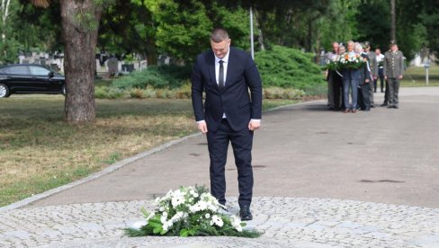 NOVI SAD NEGUJE ANTIFAŠISTIČKU TRADICIJU: Položeni venci na spomen groblju povodom 7. jula Dana ustanka